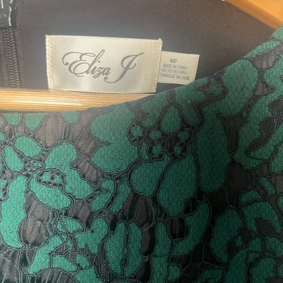 New Eliza J Dresses Bell Sleeve Floral Applique Lace Shift Dress Emerald size 4p - Picture 3 of 11